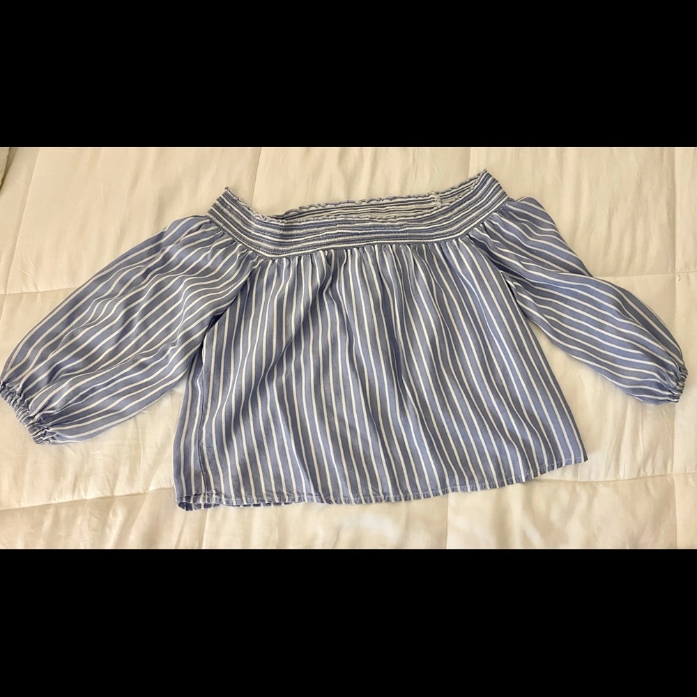 Small Abercrombie long sleeve off shoulder blouse